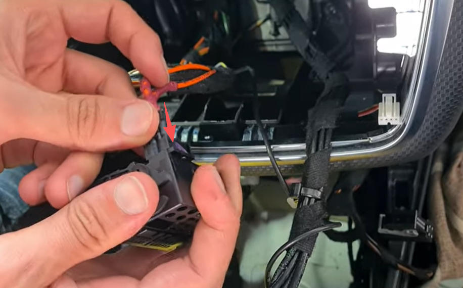 Verlegen Sie das MOST-Glasfaserkabel zum Stromkabel von Carplay.