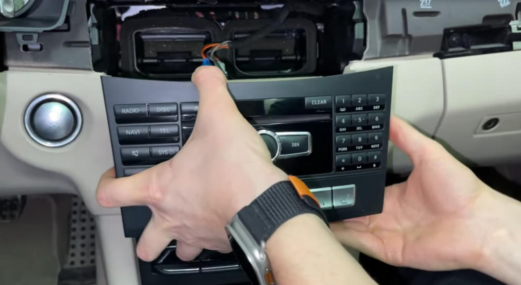 Ziehen Sie das Radio heraus.