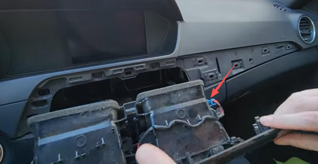 Stecker an der Armaturenbrettleiste trennen