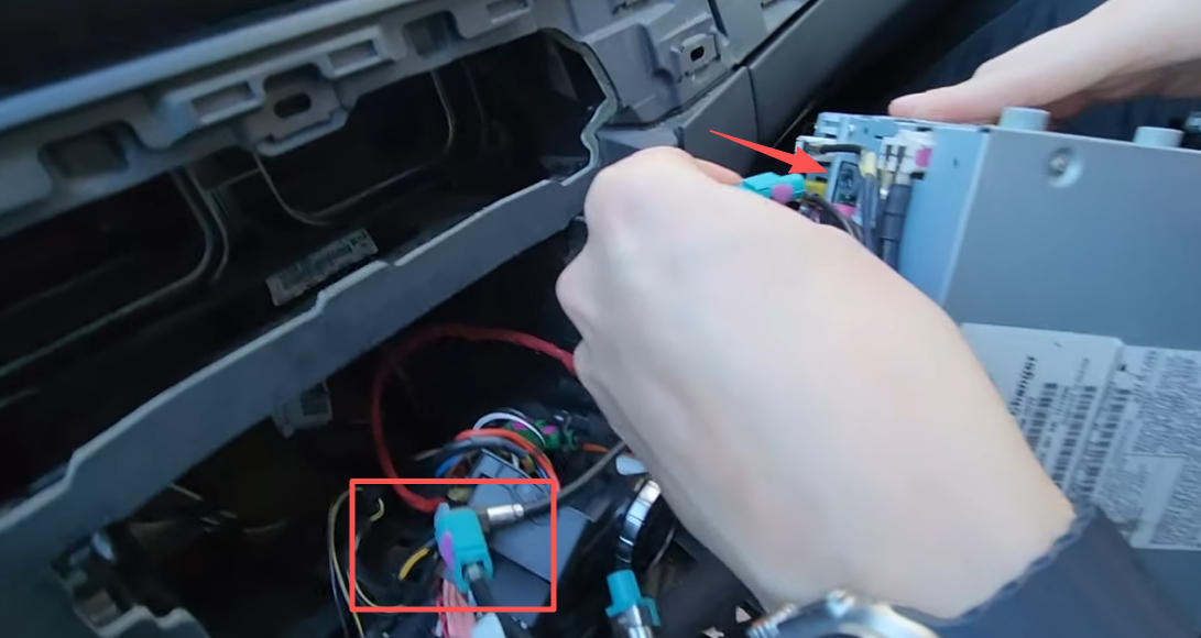 Y-LVDS-Kabel an Headunit anschließen