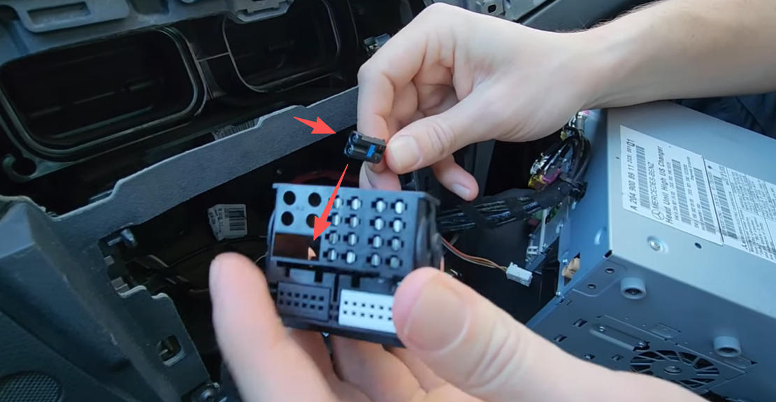 MOST Glasfaser in CarPlay-Stromkabel einsetzen