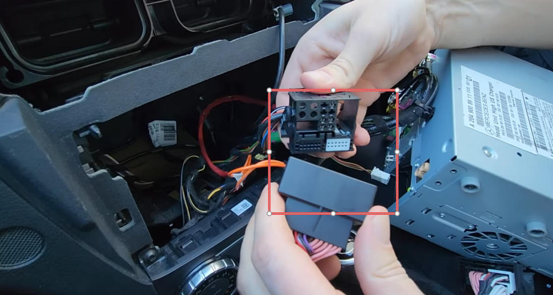 Originalstromkabel in CarPlay Stromkabel einstecken