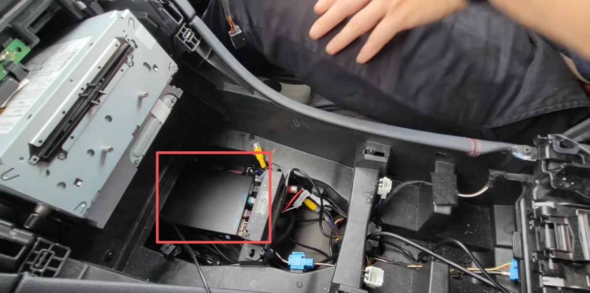 CarPlay-Modul unter Armaturenbrett platzieren