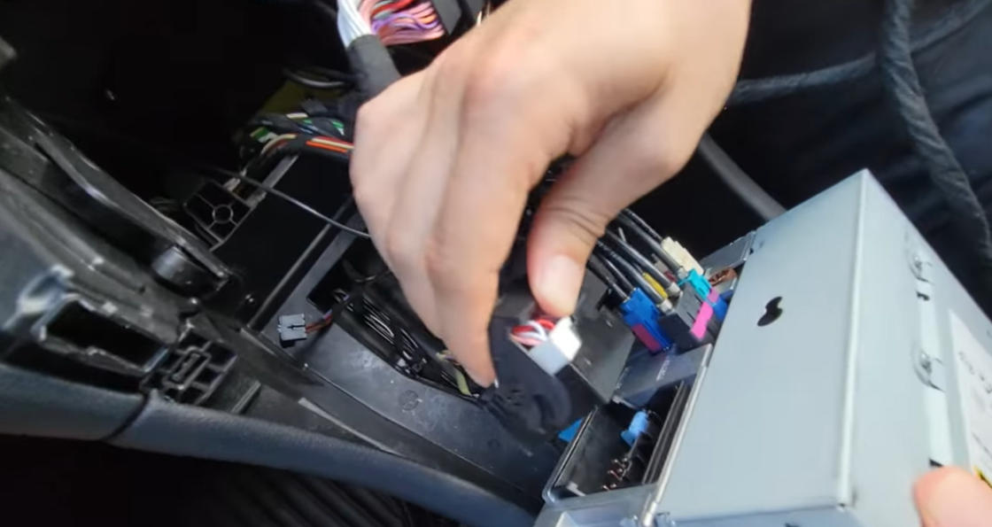 CarPlay-Stromkabel in Headunit-Stecker einsetzen