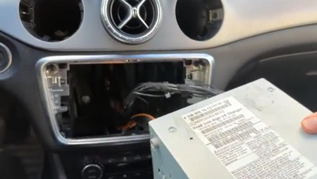 Head Unit herausziehen– Mercedes GLA X156
