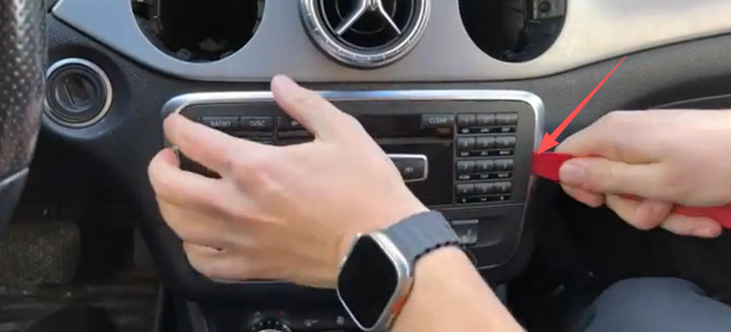 Head Unit mit Kunststoffhebel lösen– Mercedes GLA X156