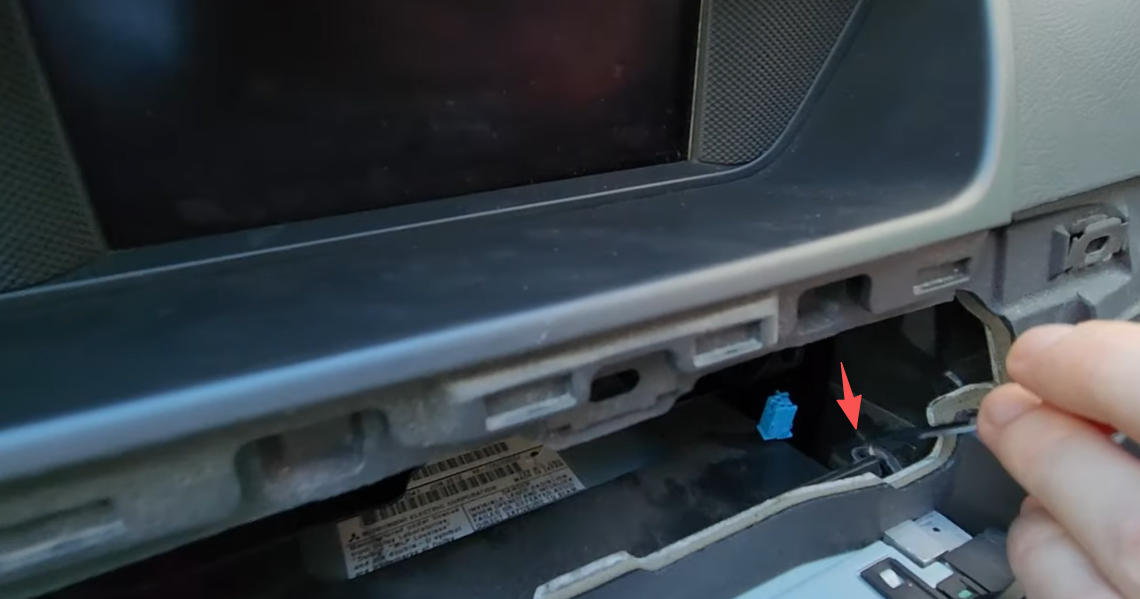 Halteclips der Headunit lösen