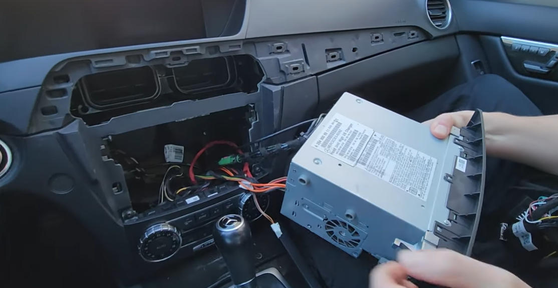 Headunit vorsichtig herausziehen