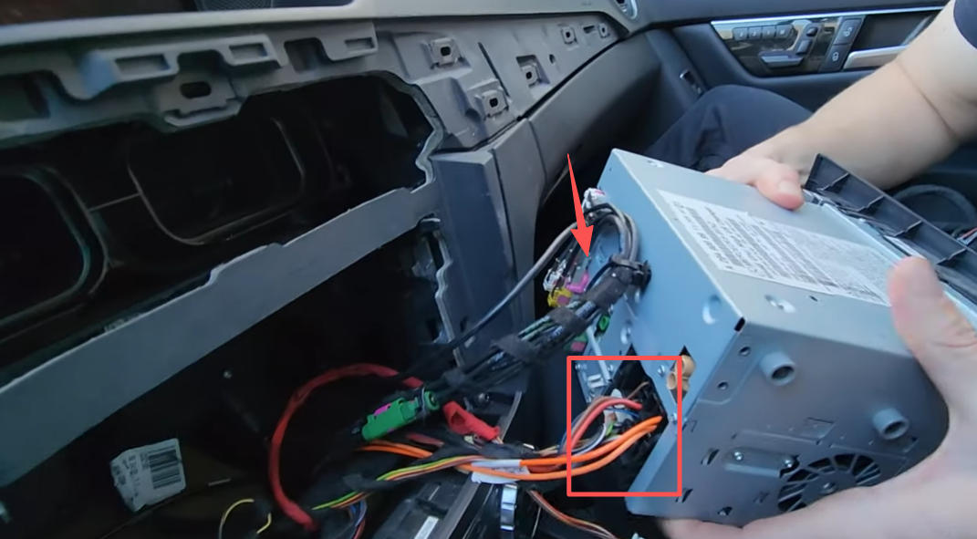 Strom- und LVDS-Videokabel der Headunit trennen