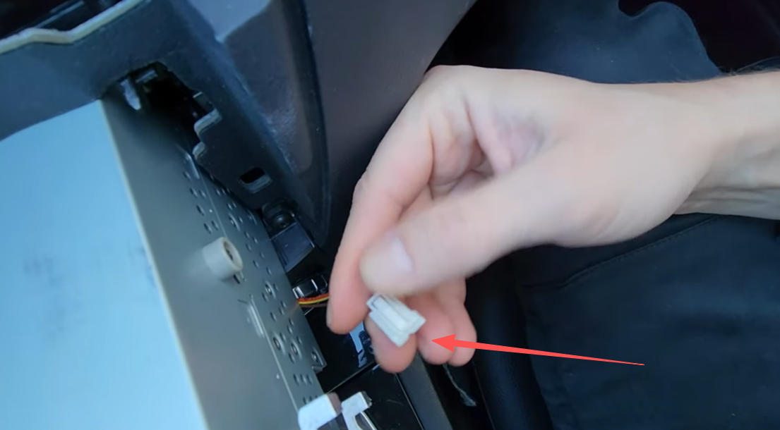 Stecker an der rechten Seite der Headunit abziehen