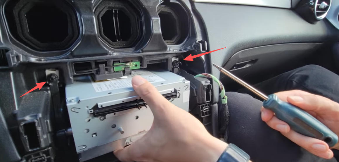 T20-Schrauben Headunit lösen