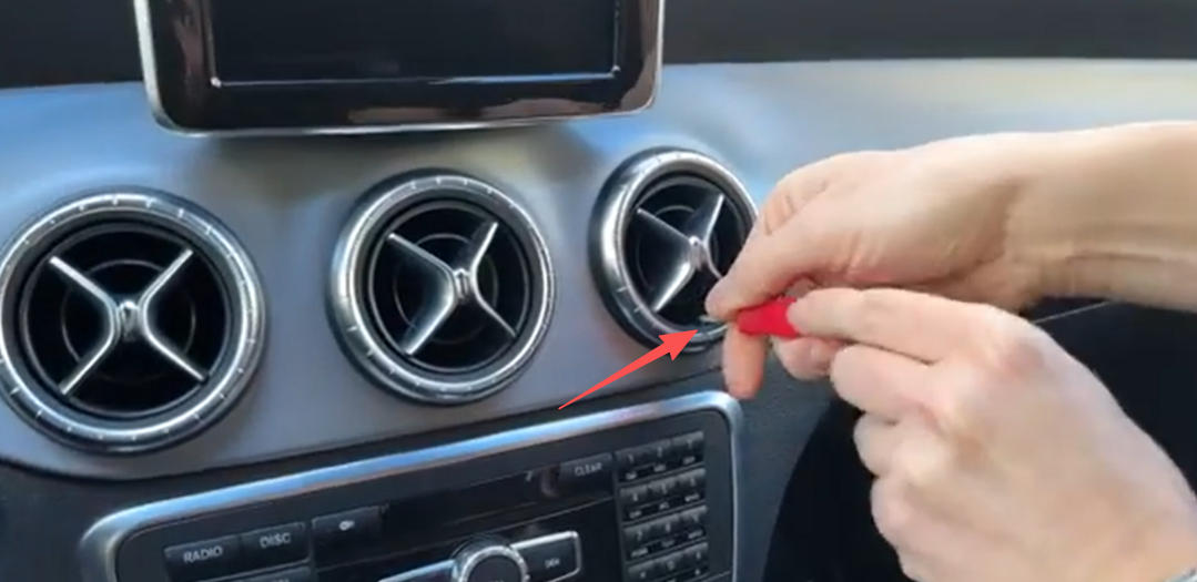 Lüftungsdüse mit Ausbauhaken lösen– Mercedes GLA X156