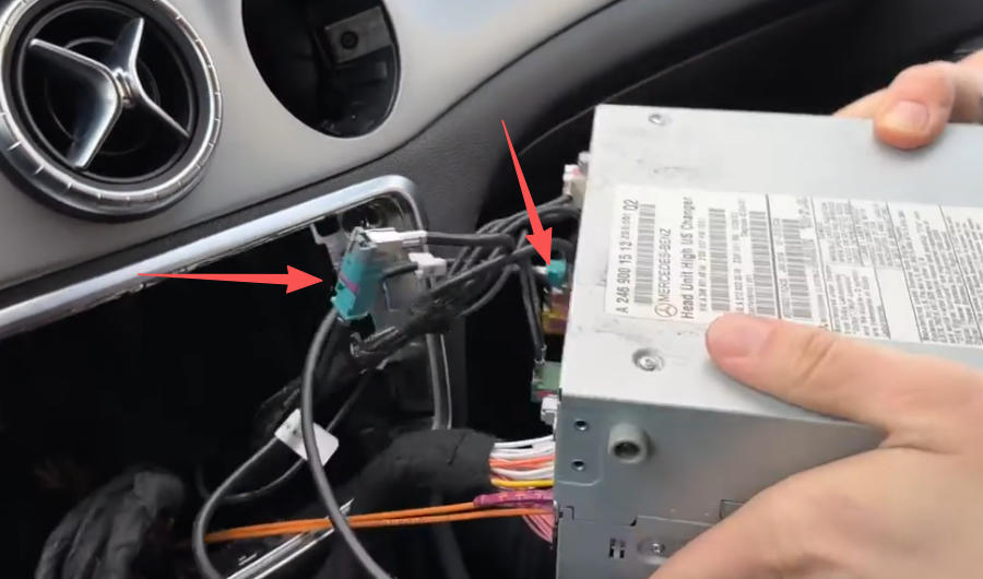 LVDS-Y-Kabel an Head Unit anschließen