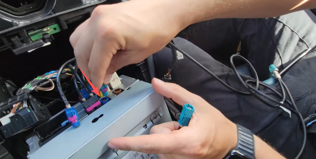 LVDS-Y-Kabel in Headunit-LVDS-Buchse einsetzen