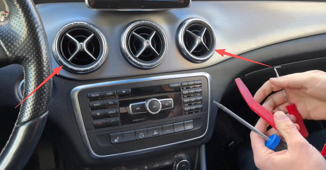 Mercedes GLA Armaturenbrett Lüftungsdüsen links/rechts