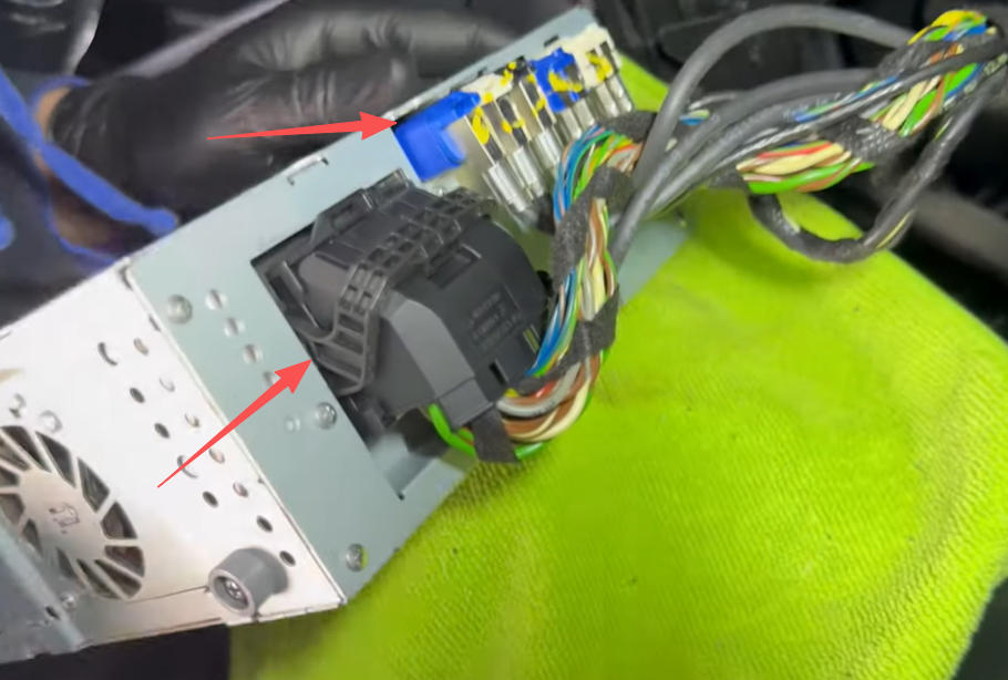 Strom- und LVDS-Kabel trennen