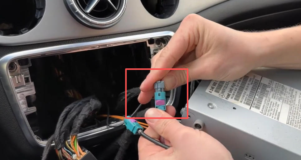 Original LVDS in LVDS-Y-Kabel stecken
