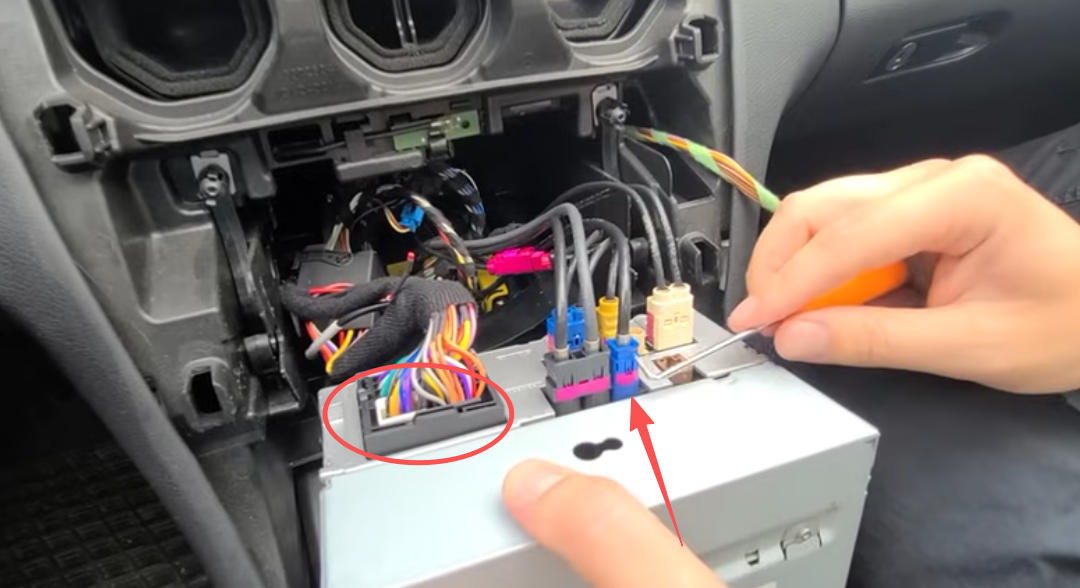 Strom- und blaues LVDS-Kabel auf Headunit-Rückseite