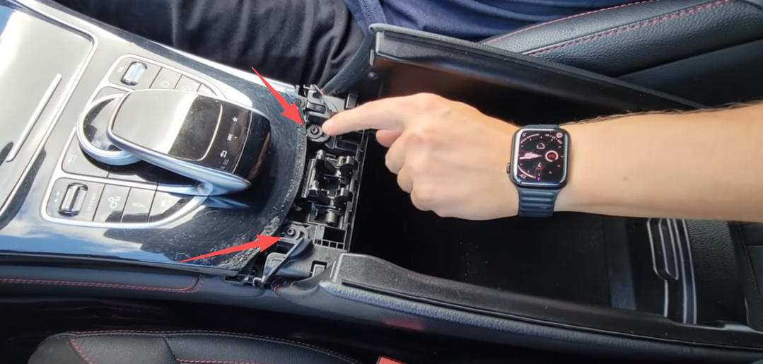 T20-Schrauben unter Armlehnenverkleidung sichtbar