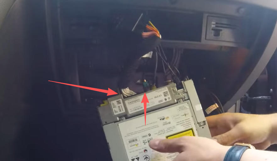 CarPlay-Strom- und LVDS-Kabel wieder am Radio anschließen