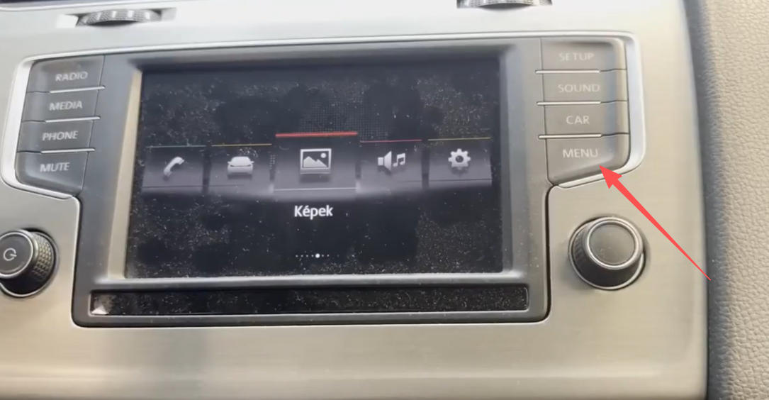 MENU-Taste 3–5 Sekunden gedrückt halten, um CarPlay zu starten