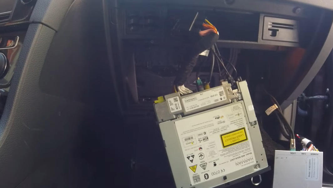 Kabelverlegung und Position des CarPlay-Moduls im Handschuhfach