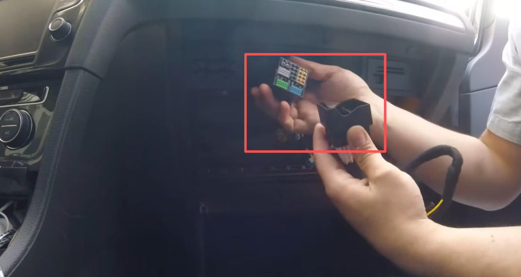Originalen Stromanschluss mit CarPlay-Stromkabel verbinden