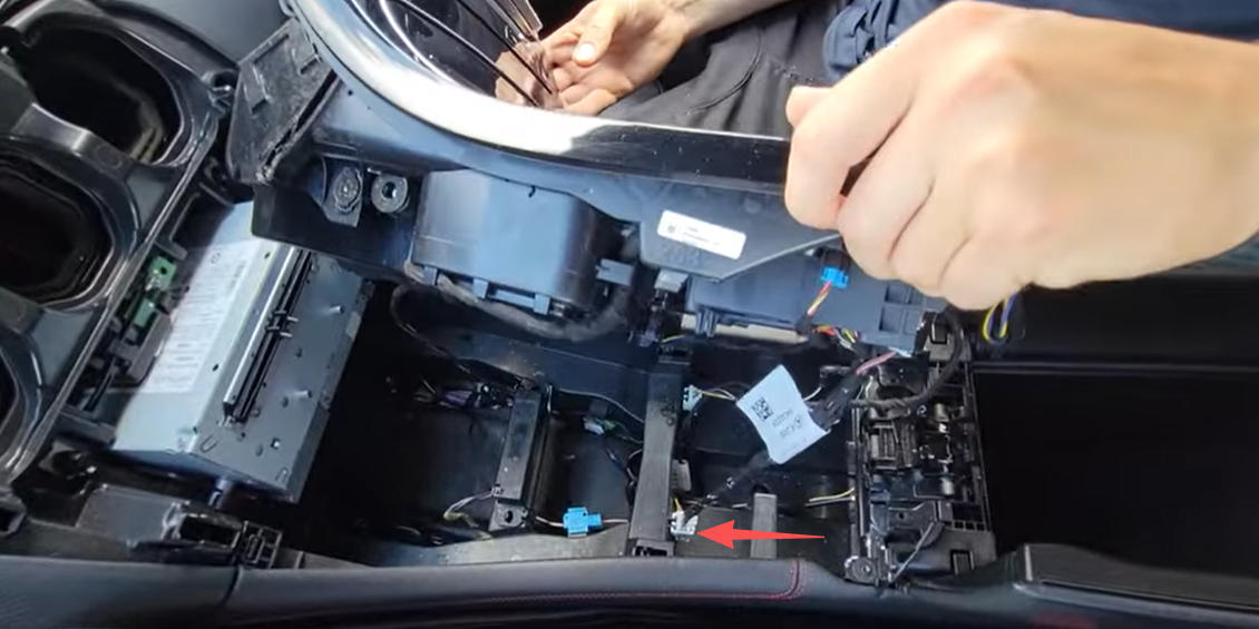 Weißen Stecker am Kombiinstrument trennen