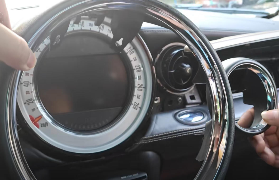 Ausbau des Displaygehäuses beim MINI R60