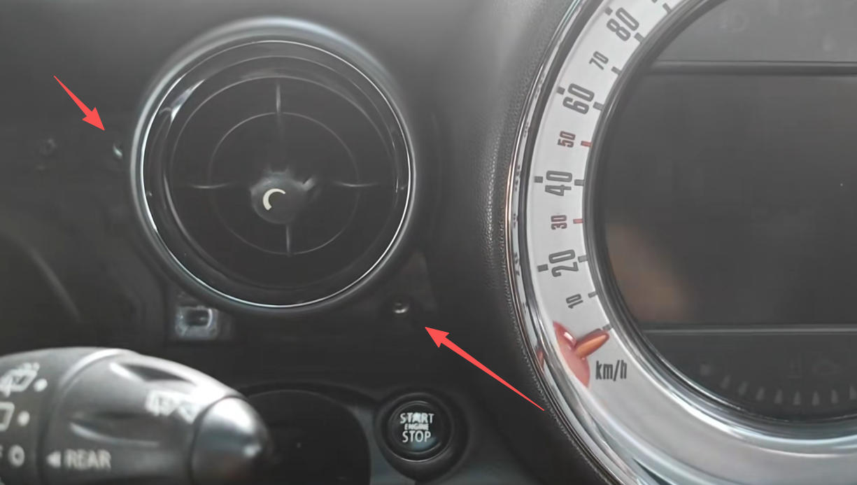 Lösen der T20-Schrauben am Displayrahmen des MINI R60