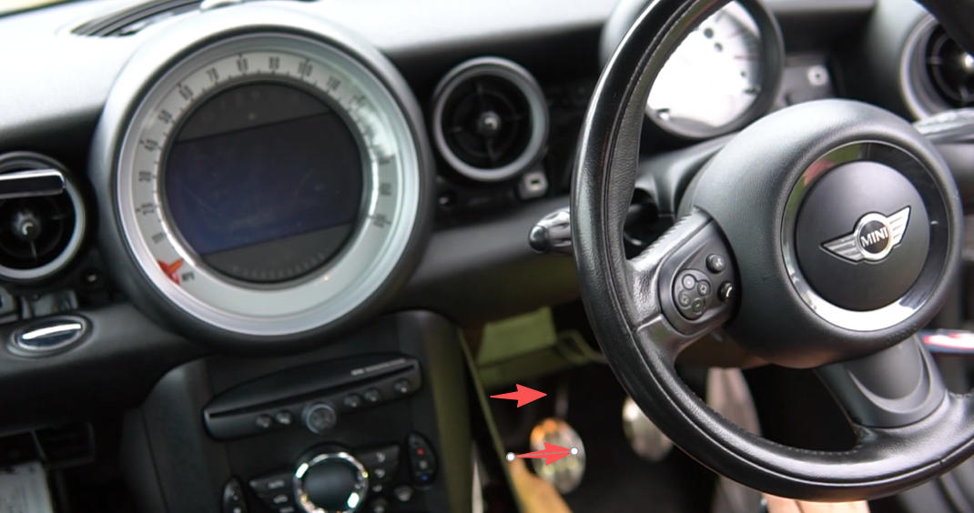 Entfernen der Fahrerseiten-Verkleidung und Schrauben beim MINI R60