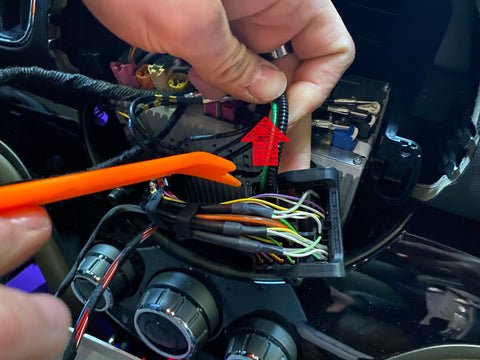 Anschluss der Glasfaserleitung an den CarPlay Kabelbaum