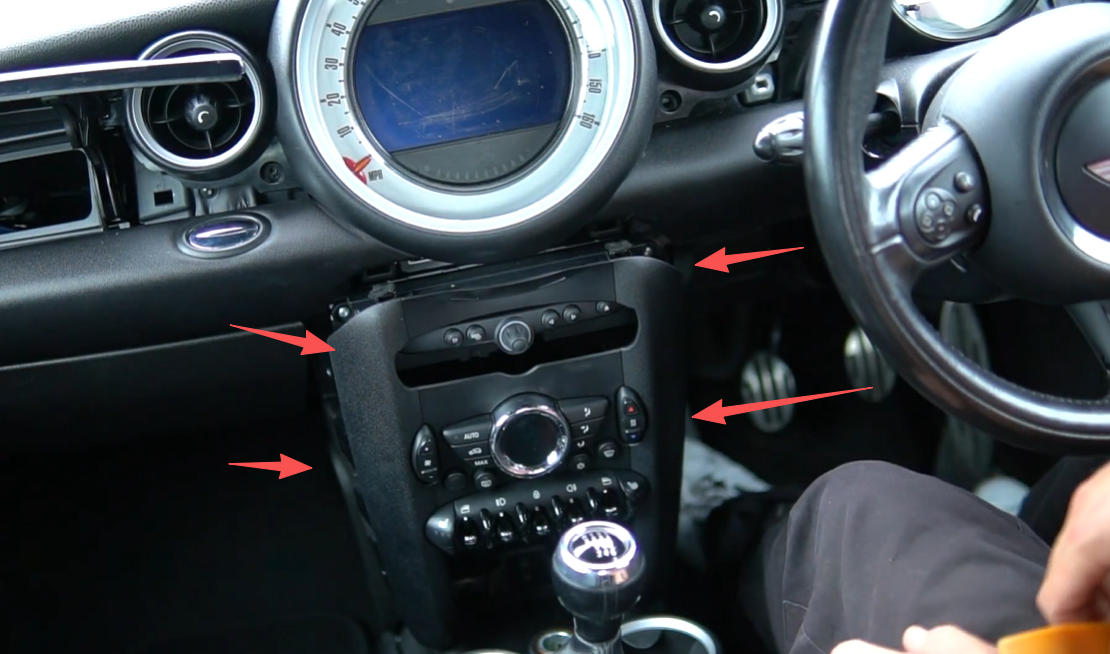 Ausbau des Klimabedienteils beim MINI R60