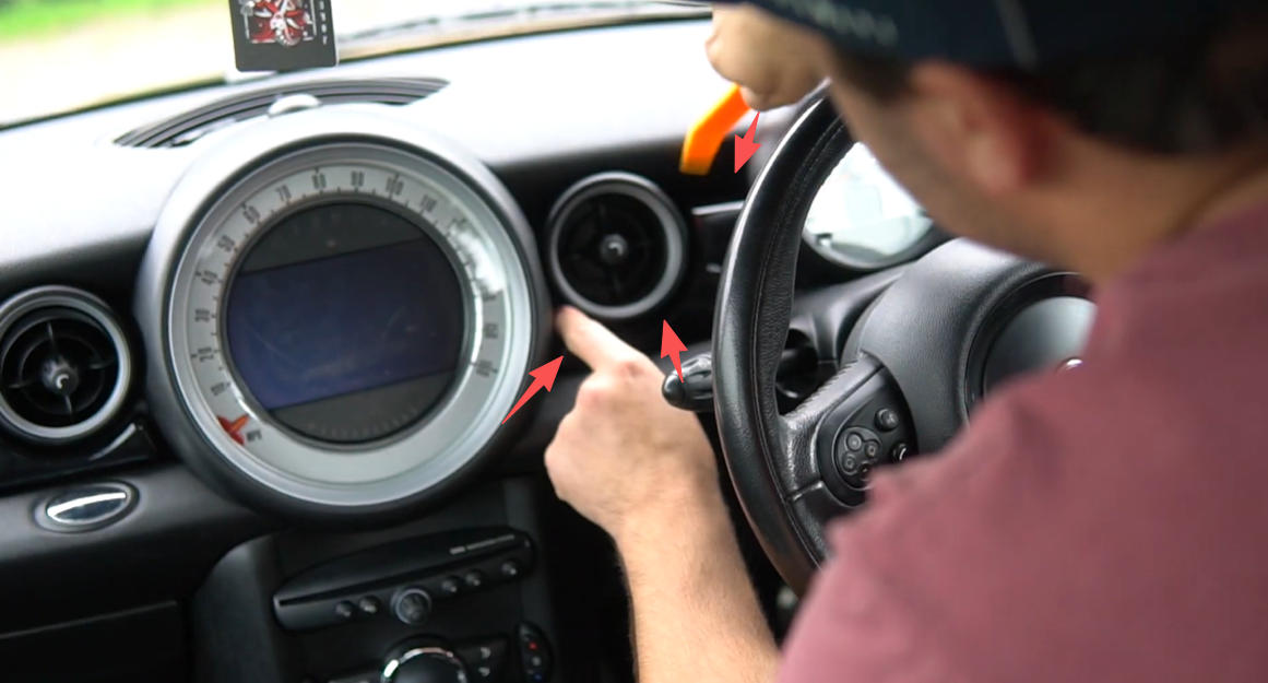 Entfernen der linken Lüftungsdüsen-Abdeckung beim MINI R60