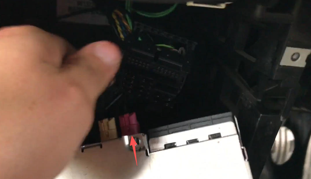 Trennen des rosa LVDS-Kabels beim MINI R60