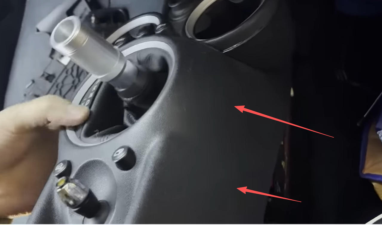 Anheben der Mittelkonsole beim MINI R60