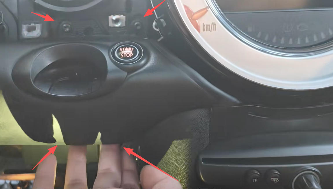 Entfernen der Befestigungsschrauben des MINI Startknopf-Bereichs