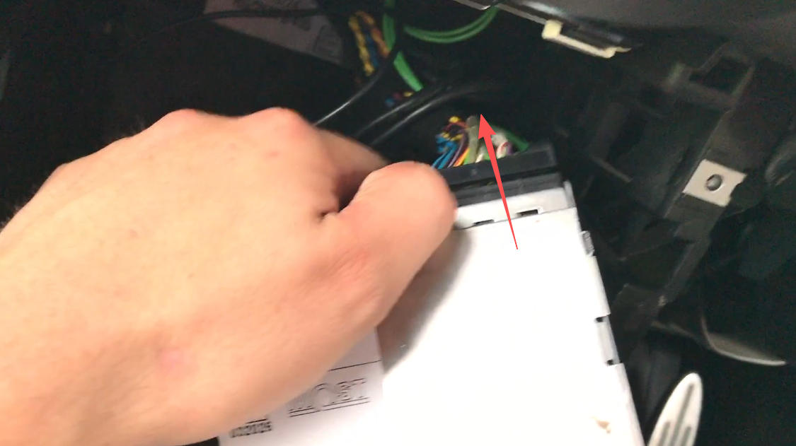 Trennen des Stromkabels vom MINI Steuergerät