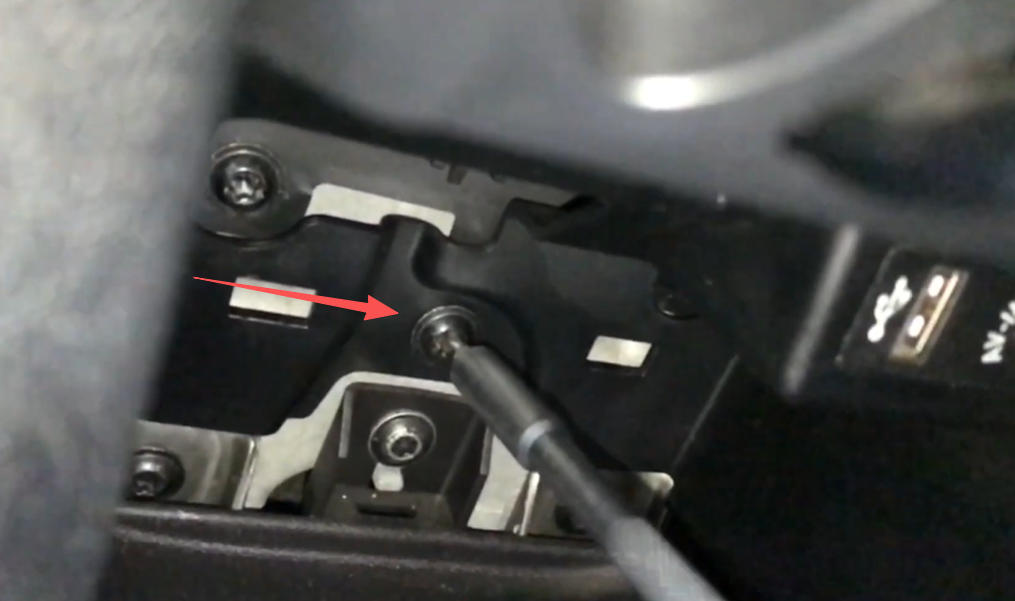 Versteckte Befestigungsschraube hinter der kleinen Abdeckung beim MINI R60