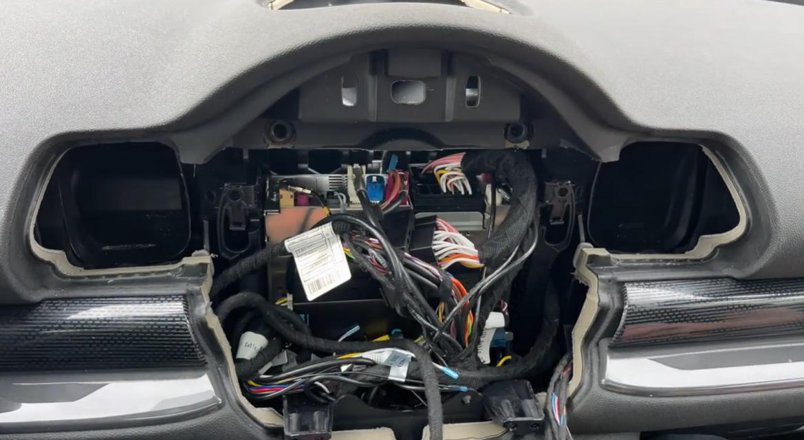 CarPlay Modul hinter dem Bildschirm platzieren
