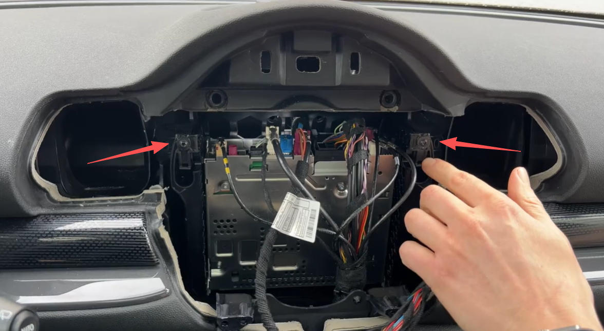 Schrauben des MINI Hauptgeräts lösen
