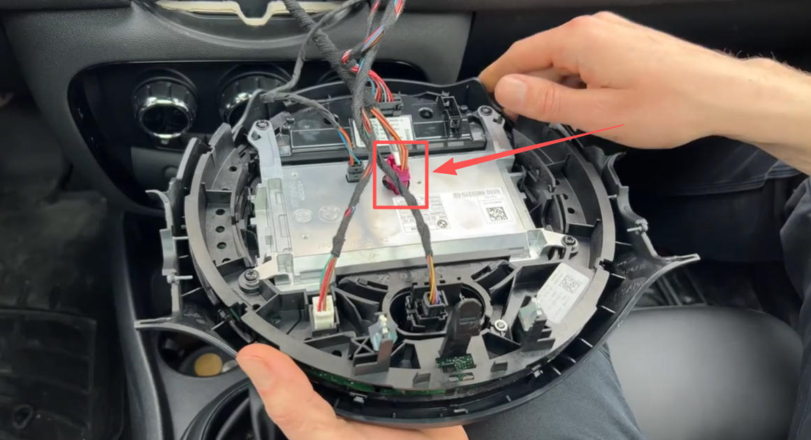 Rosa LVDS-Kabel vom MINI Bildschirm abziehen