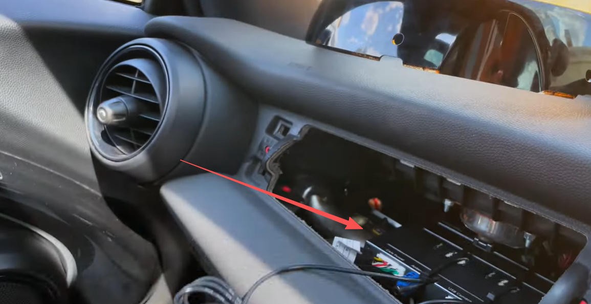CarPlay Modul oberhalb des Handschuhfachs montieren