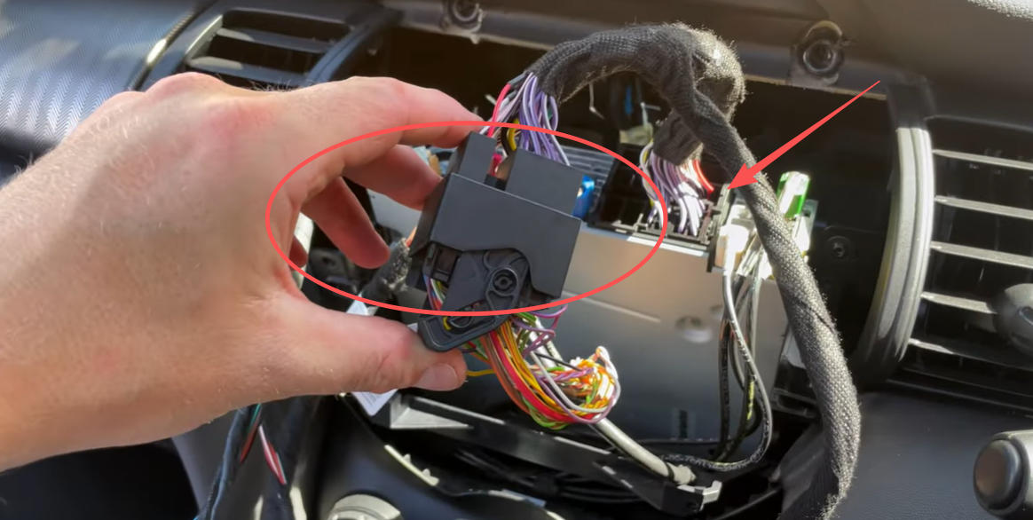 CarPlay Stromkabel mit der MINI Headunit verbinden