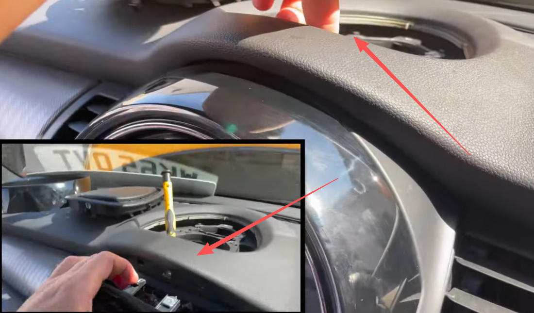 Halteclips des MINI Displays mit Schraubendreher entriegeln