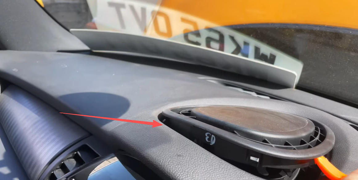 Obere Abdeckung des MINI Displays entfernen