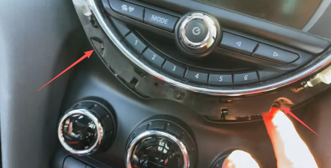 Torx T25 Schrauben unter dem MINI Bildschirm entfernen