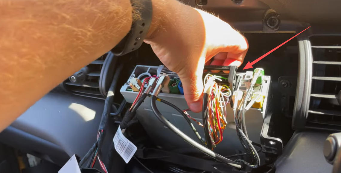 Originalen Stromstecker der MINI Headunit trennen