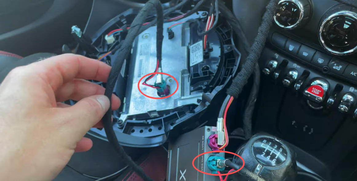 LVDS OUT Kabel mit dem MINI Bildschirm verbinden