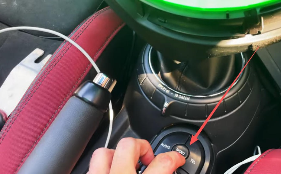 Mit der MENU Taste zum CarPlay Menü wechseln